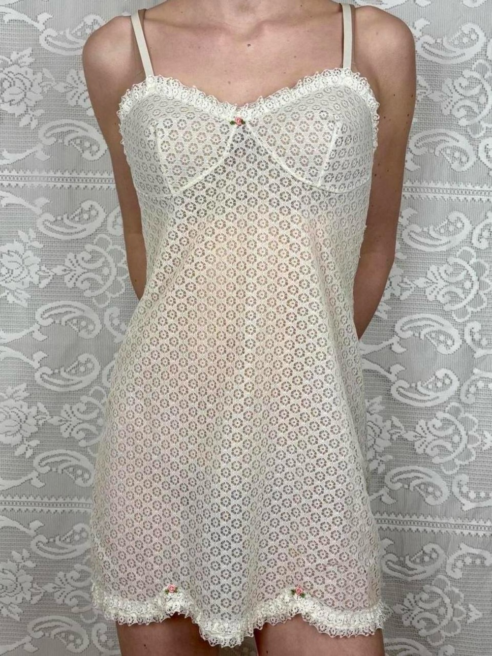 Vintage Y2K Coquette Lace dress with beautiful rosebud detailing✨